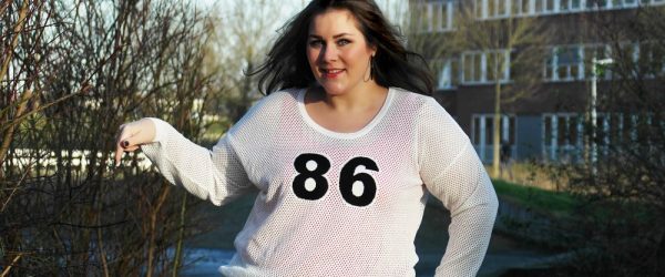 sportief in shorts, ms mode, thebiggerblog, Josine Wille, nep leren shorts grote maat, nepleren broek grote maat, plussize leather shorts, plussize shorts, korte broek grote maat, maat 46, maat 48, maat 50, plussize panty, panty grote maat, pied de poule panty, dogstooth tights, dogtooth design, geruite panty, panty maat 50, maatje meer, leren broek, leren korte broek, nepleer, plussize fashion blog, curvy, curves rock, rock your curves, confident curves, body positive, self confident, grote maten mode, faux leer, Chelsea boots, plussize fashion, 3 ways to wear, graffiti wall, streetstyle, artwork, streetart, Nederlands blog, bilingual blog, mesh trui, mesh jumper, 86