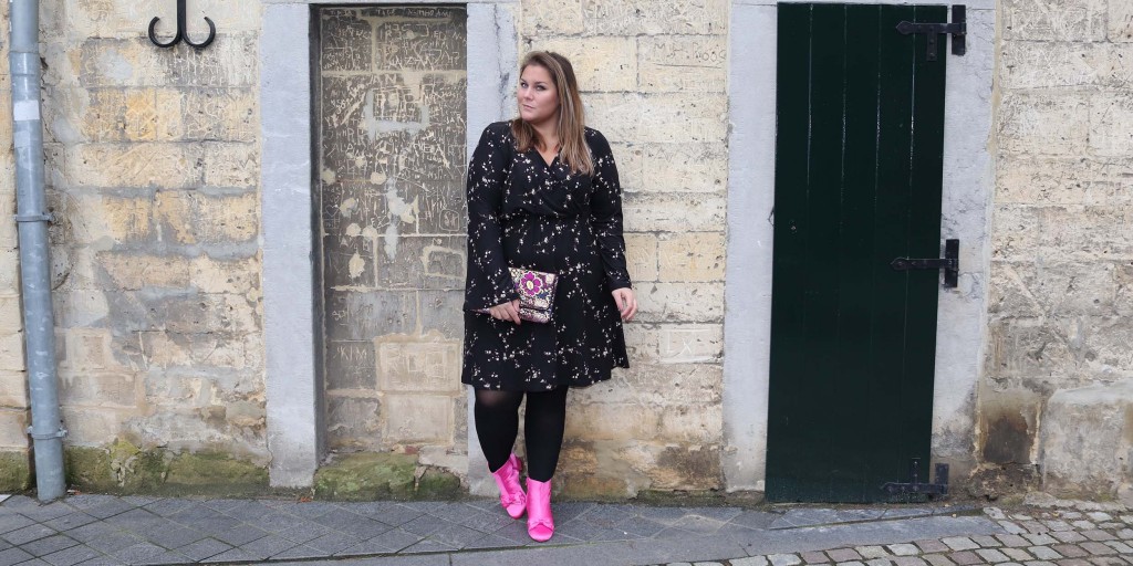 Pink boots, thebiggerblog, yours clothing, Josine Wille, size 20, maat 48, plussize fashion blog, fashion blogger, goedkope grote maten kleding, grote maten, plussize fashion, affordable plussize, curves on the road, pink boots, roze laarzen, satijnen laarzen, bloemetjes jurk grote maten, jacquard handtas, jacquard purse, plussize winter outfit inspiration, winter dress, plussize winter look, plussize fall look, black and pink, snag tights, plussize tights, grote maten panty, river island wide fit