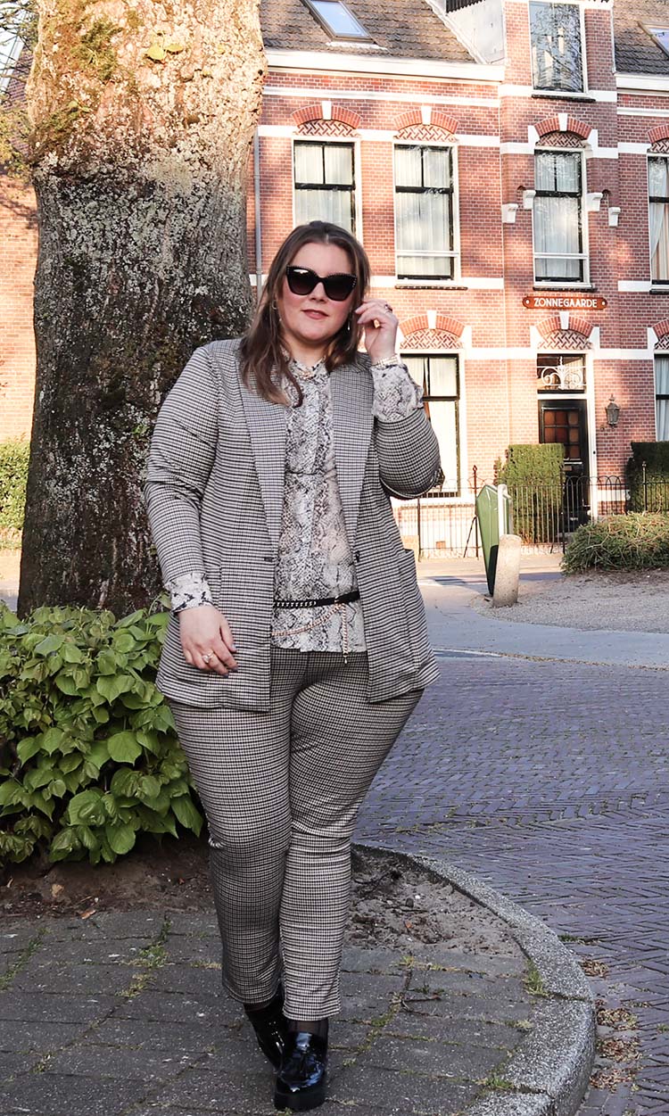 plus size fashion blogger, Josine Wille, thebiggerblog, Moschino zonnebril, Moschino black sunglasses with studs, tricot pak, jersey suit, comfortable women’s suit, check suit, geruit pak, tricot blazer, tricot blazer grote maten, plussize tricot blazer met ruit, plussize blazer ruit, H&M, hennes plussize, H&M grote maten, Hennes en Maurits grote maten, pak maat 48, pak maat 50, suit size 18, women’s suit size 20, women’s suit size 22, plus size belt, leren riem grote maten, happy size, slangenprint blouse, blouse grote maten, blouse dikke bovenarmen, beige blouse met dierenprint, grote maten mode, plussize fashion, mode blog, body positivity, body confidence, body neutral, body neutrality, love the skin you’re in, size happy