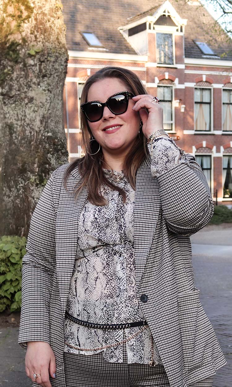 plus size fashion blogger, Josine Wille, thebiggerblog, Moschino zonnebril, Moschino black sunglasses with studs, tricot pak, jersey suit, comfortable women’s suit, check suit, geruit pak, tricot blazer, tricot blazer grote maten, plussize tricot blazer met ruit, plussize blazer ruit, H&M, hennes plussize, H&M grote maten, Hennes en Maurits grote maten, pak maat 48, pak maat 50, suit size 18, women’s suit size 20, women’s suit size 22, plus size belt, leren riem grote maten, happy size, slangenprint blouse, blouse grote maten, blouse dikke bovenarmen, beige blouse met dierenprint, grote maten mode, plussize fashion, mode blog, body positivity, body confidence, body neutral, body neutrality, love the skin you’re in, size happy
