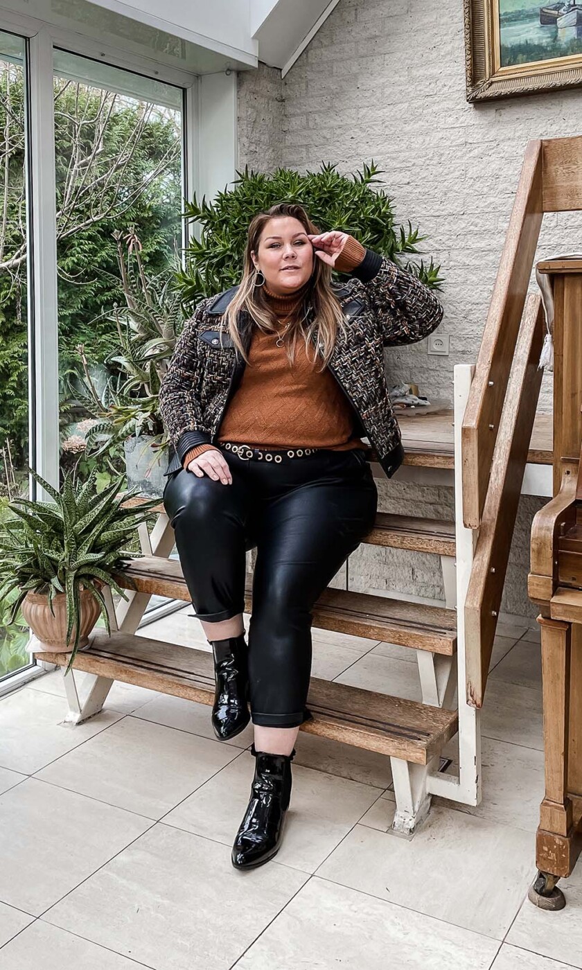 Josine Wille, plussize fashion blog, body positive blogger, happy size, grote maten mode, maat 48, maat 50, thebiggerblog, webshop grote maten, nepleren broek, faux leather pants, boucle jas, boucle blazer, nep leder, vegan leer, vegan leather, paprika fashion, lakschoenen, 2021, fashion outfit, outfit inspiration, fashion is fun, shop your shape