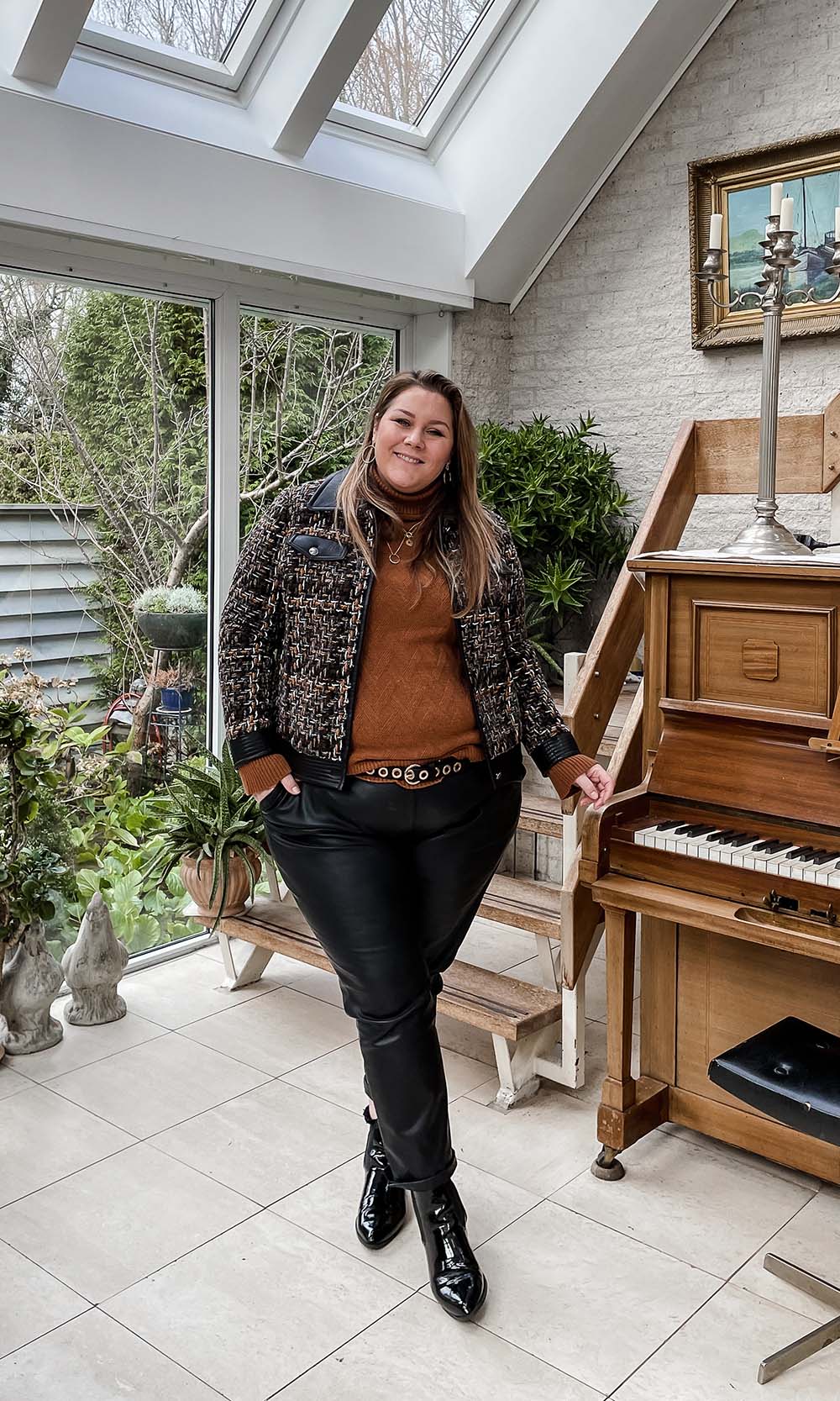 Josine Wille, plussize fashion blog, body positive blogger, happy size, grote maten mode, maat 48, maat 50, thebiggerblog, webshop grote maten, nepleren broek, faux leather pants, boucle jas, boucle blazer, nep leder, vegan leer, vegan leather, paprika fashion, lakschoenen, 2021, fashion outfit, outfit inspiration, fashion is fun, shop your shape